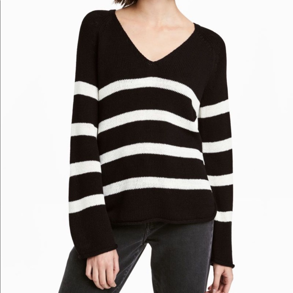 H&M loose knit black and white sweater